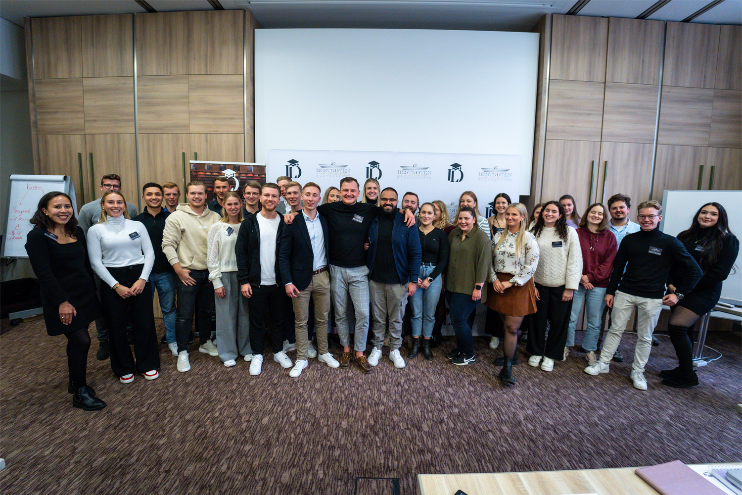 Dennis Lehns Büro mit seinen erfolgreichen Teilnehmern und seinem Team